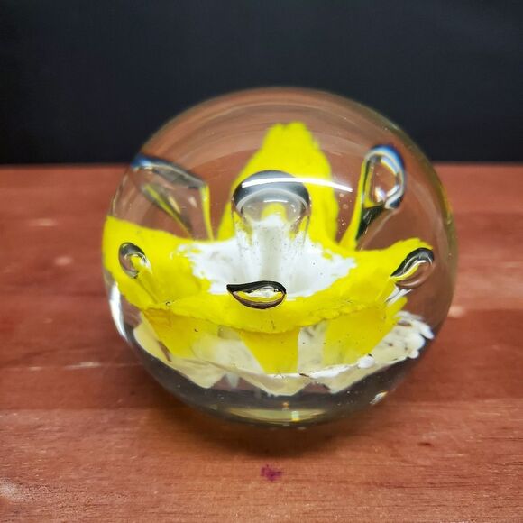 Vintage Yellow White Blown Glass Daffodil Paperweight Very Pretty! - Picture 6 of 8